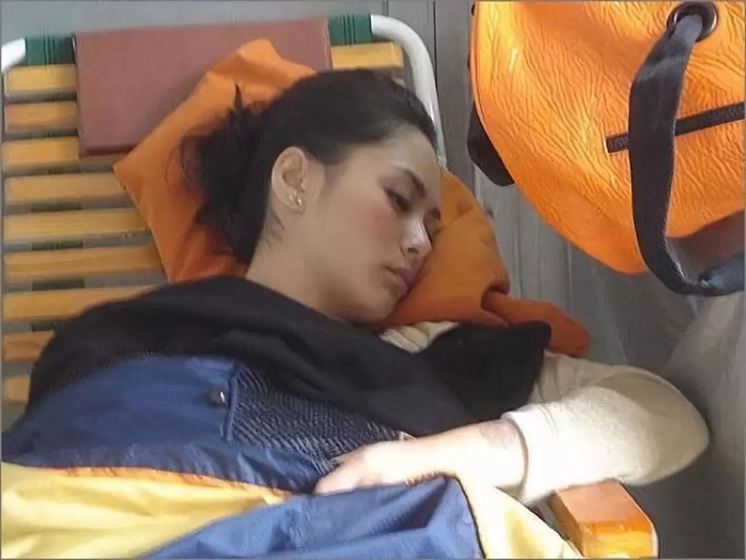 拍戏时他们真睡着了!陈伟霆满足,阿sa尴尬,就服徐正溪