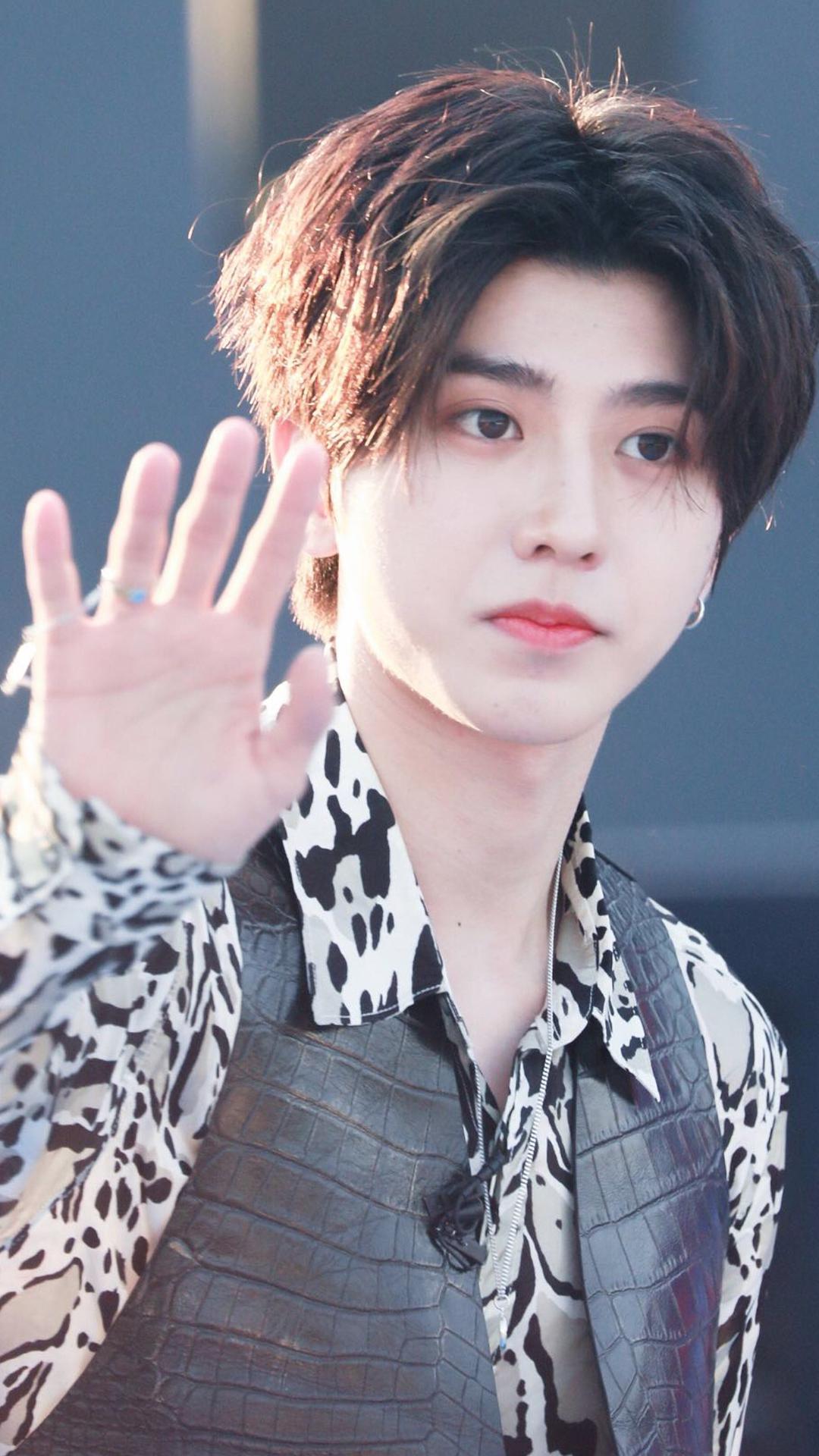 猫科本猫无误 坤坤打歌上班搭配神似雪豹