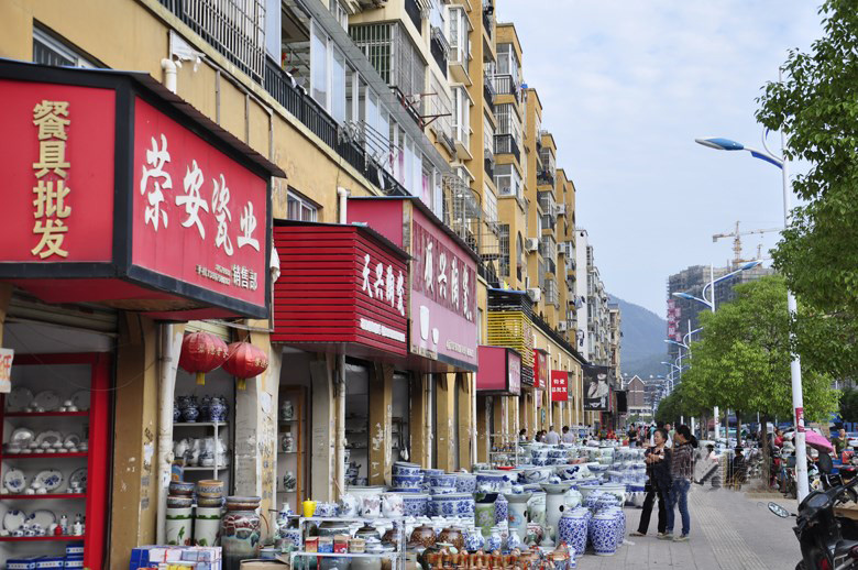 中低端陶瓷景德镇曙光路陶瓷市场景德镇曙光路陶瓷批发市场位于景德镇