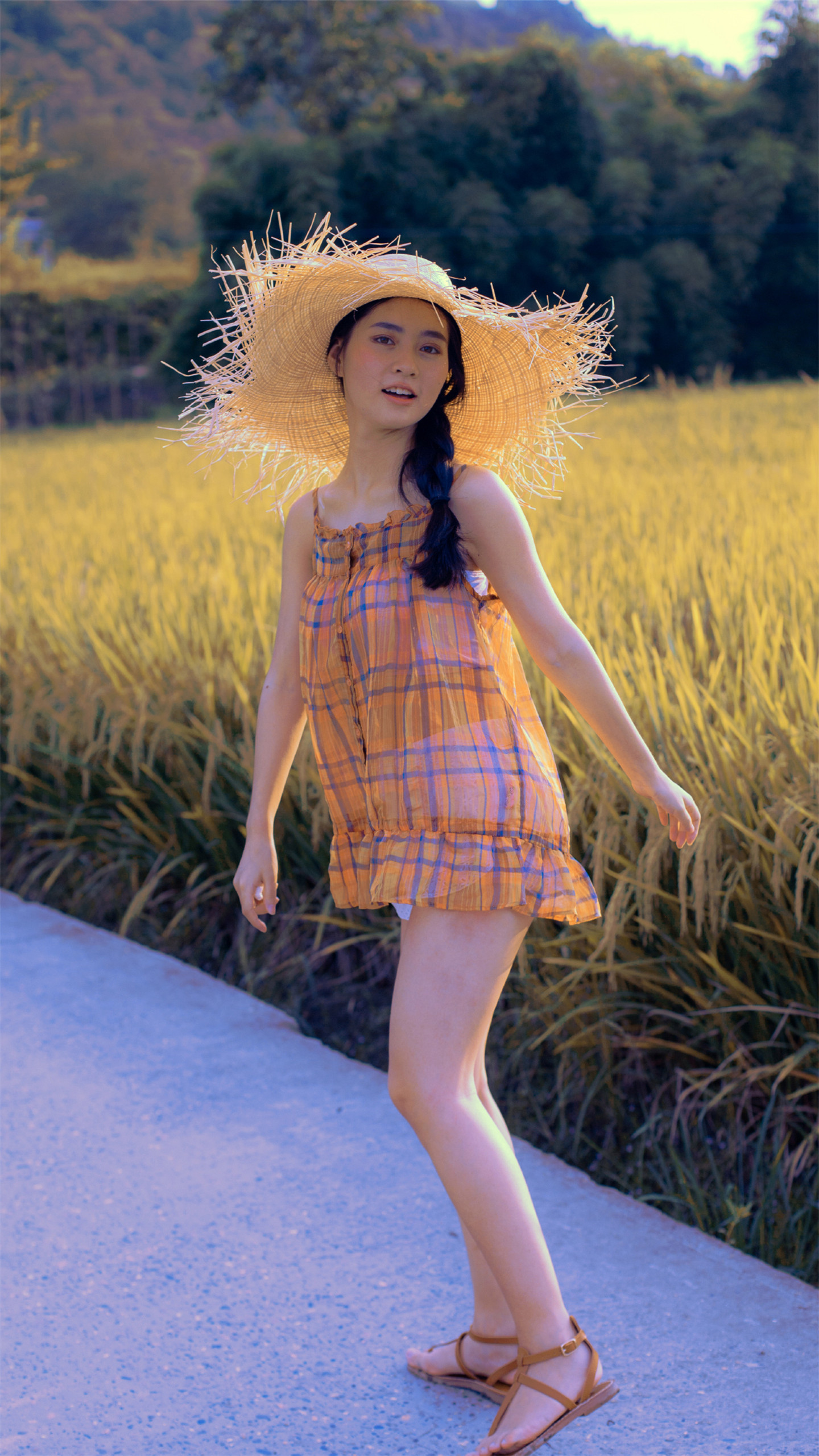 人像摄影:在金灿灿的稻田旁,戴着草帽的女孩笑容满面