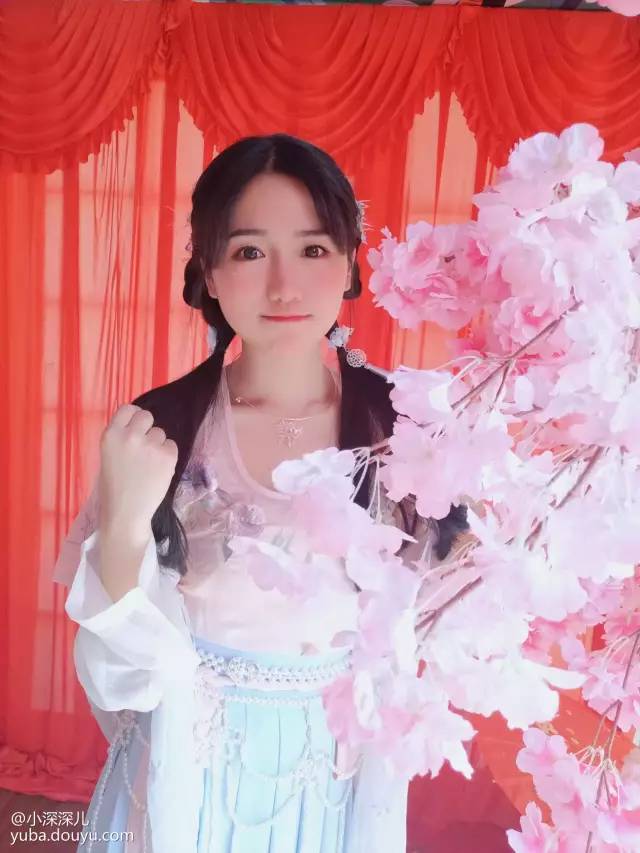 美女主播小深深儿cos睡衣版蕾姆 这谁睡得着啊