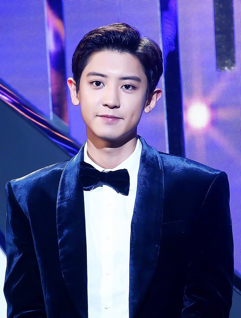 朴灿烈的正装了解一下,就连发丝儿都散发着迷人的帅气!