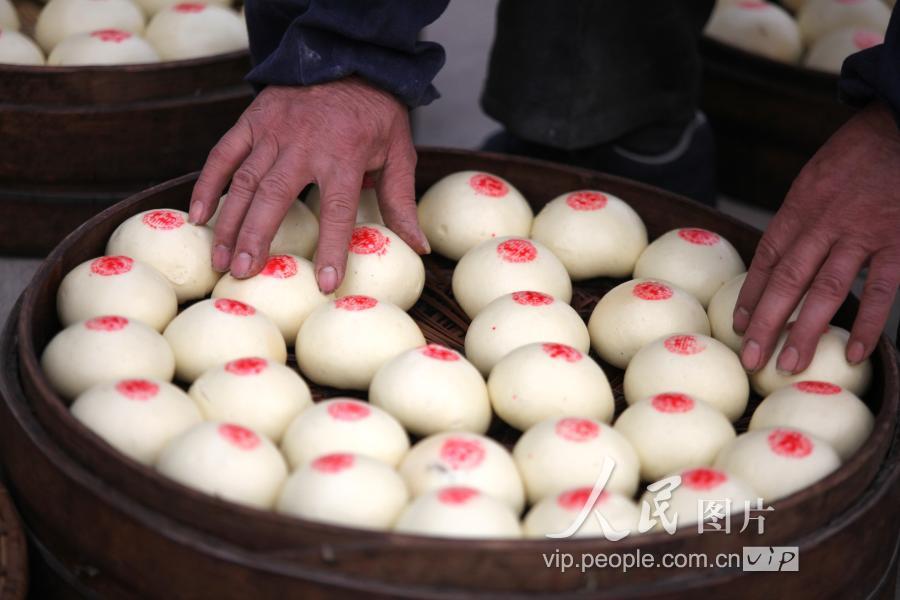 江苏扬州:蒸馒头 迎春节