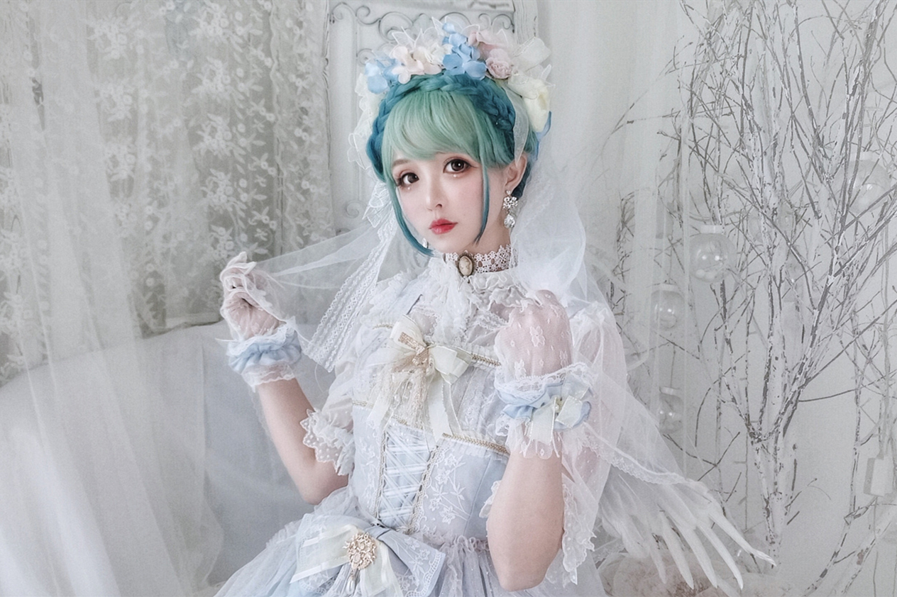 lo娘在闺蜜婚礼上穿花嫁款洛丽塔,被网友批"抢风头"