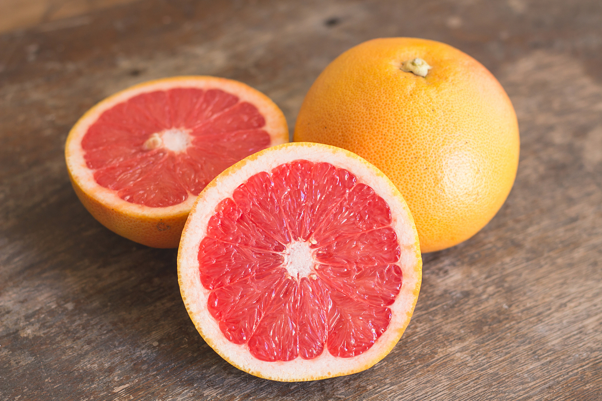 西柚,服用这些药物的时候请别吃  西柚是一种柚子类的水果,果肉为红色