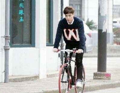 娱乐圈当红小生座驾:李易峰大气,鹿晗奢华,张艺兴让人心疼