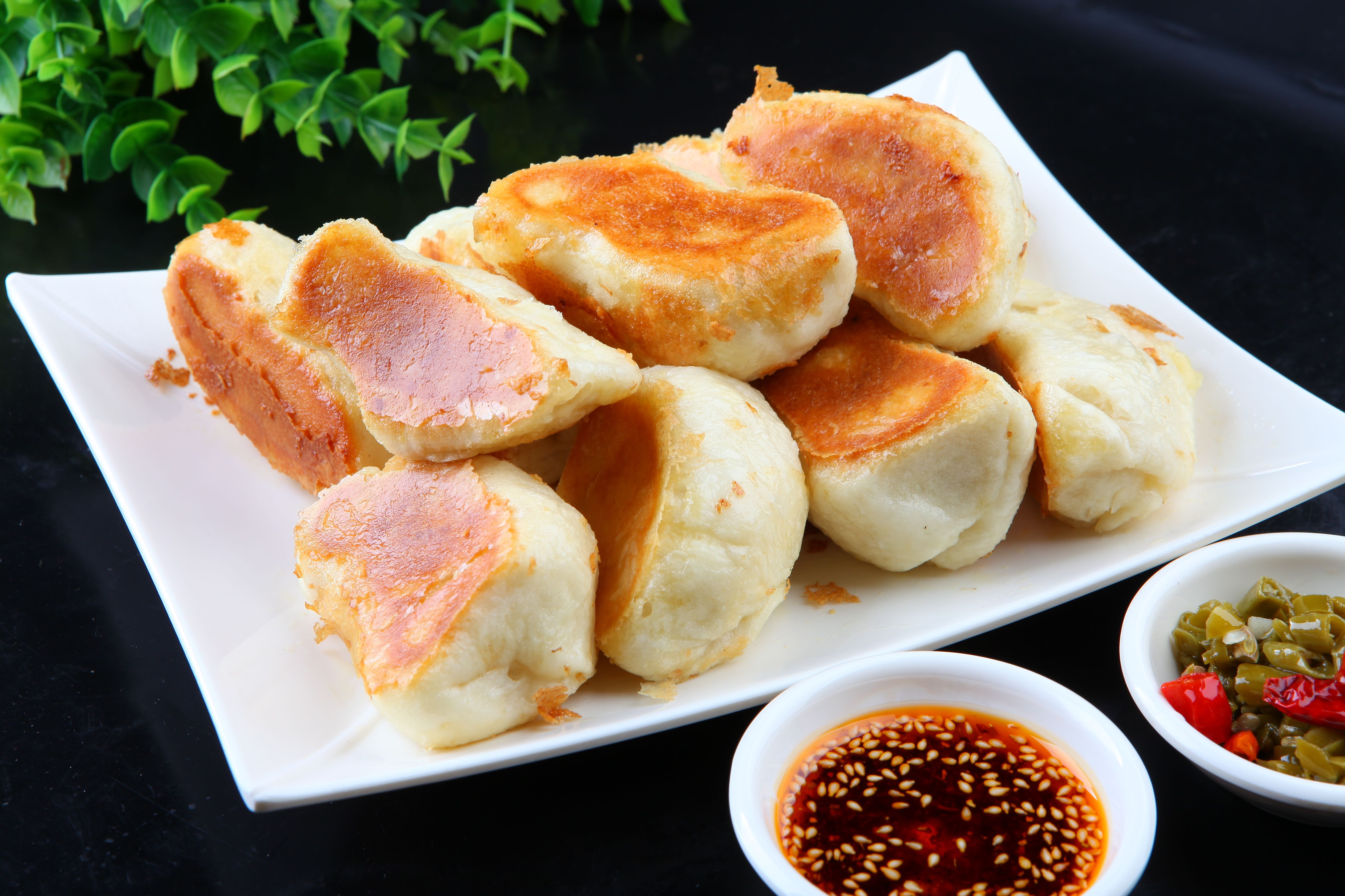 色泽金黄的水煎包子,外皮焦香,内馅鲜香,好吃极了!