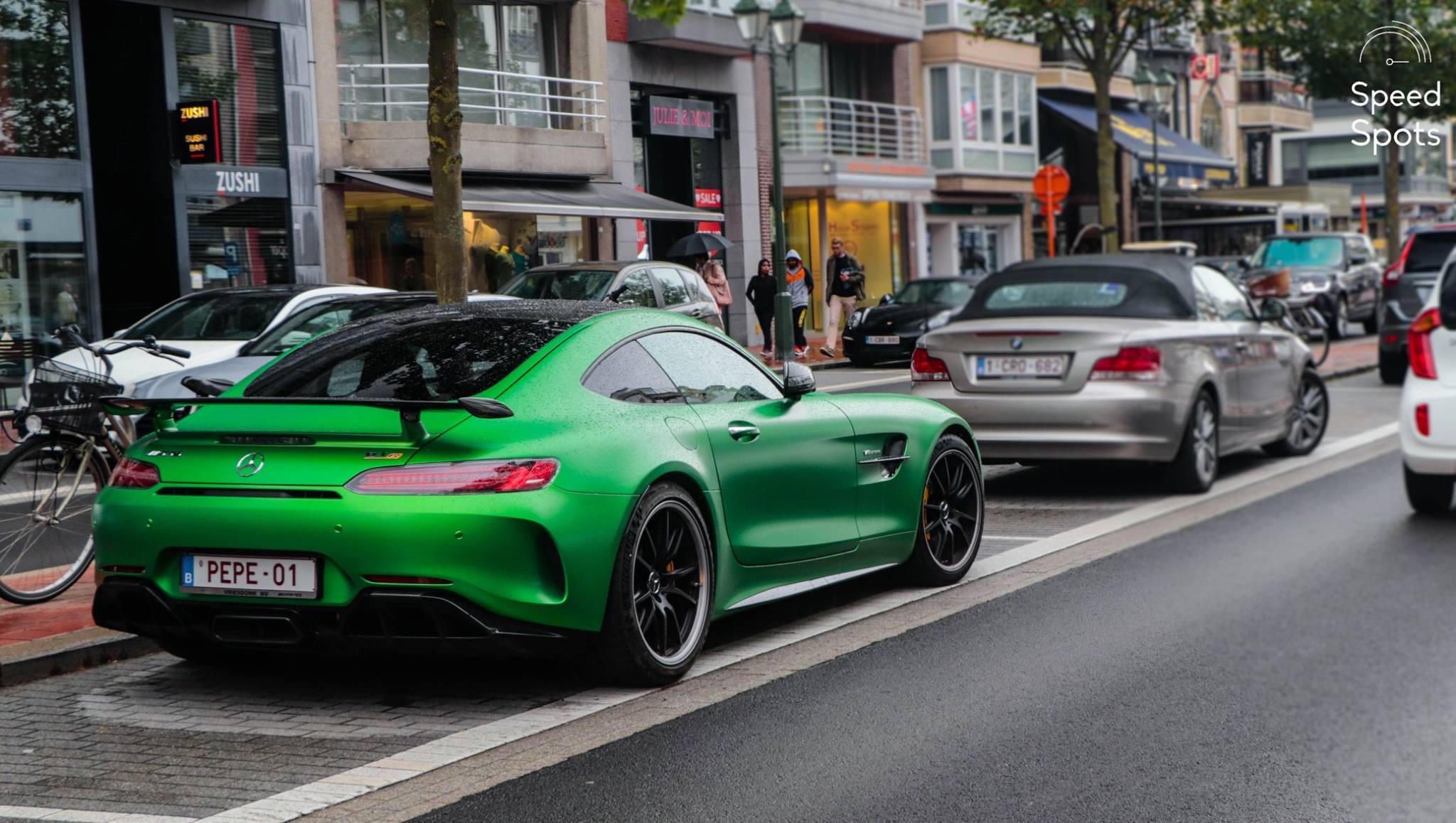 街拍奔驰amg gtr,绿化的很好看
