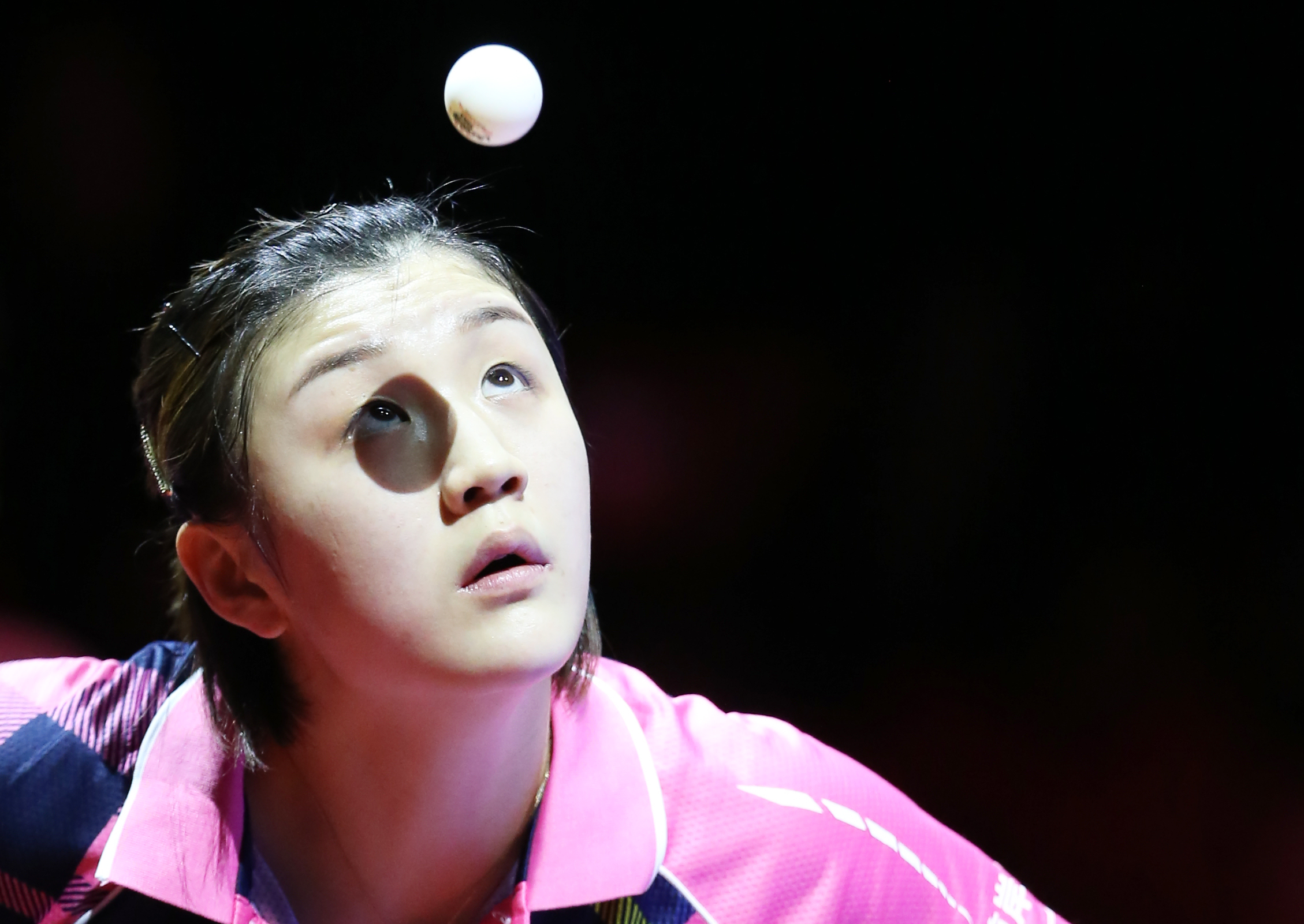 1日,深圳大学俱乐部球员陈梦(右)在对阵齐鲁交通俱乐部李佳燿的比赛中