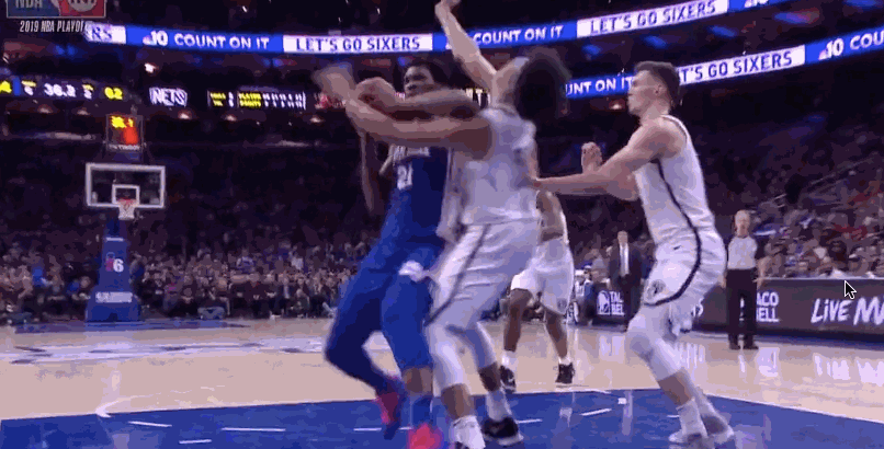 情绪失控!恩比德19秒两度犯规,暴力肘击篮网悍将,对手当场挂彩