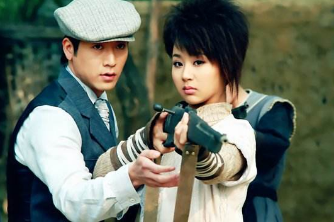 《女孩冲冲冲》讲的是青春校园爱情故事,算是情景喜剧片,杨紫扮演的