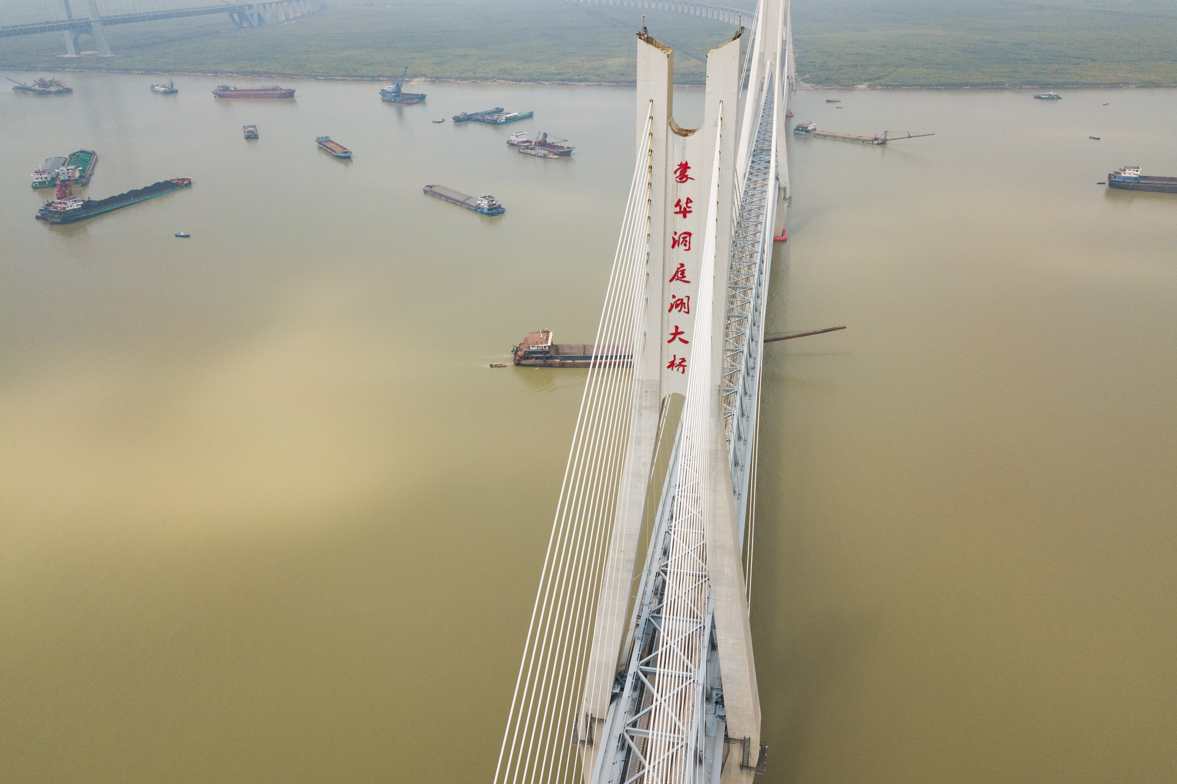 "擎起"钢铁长龙上的明珠"——记者探访即将开通的浩吉铁路洞庭湖大桥