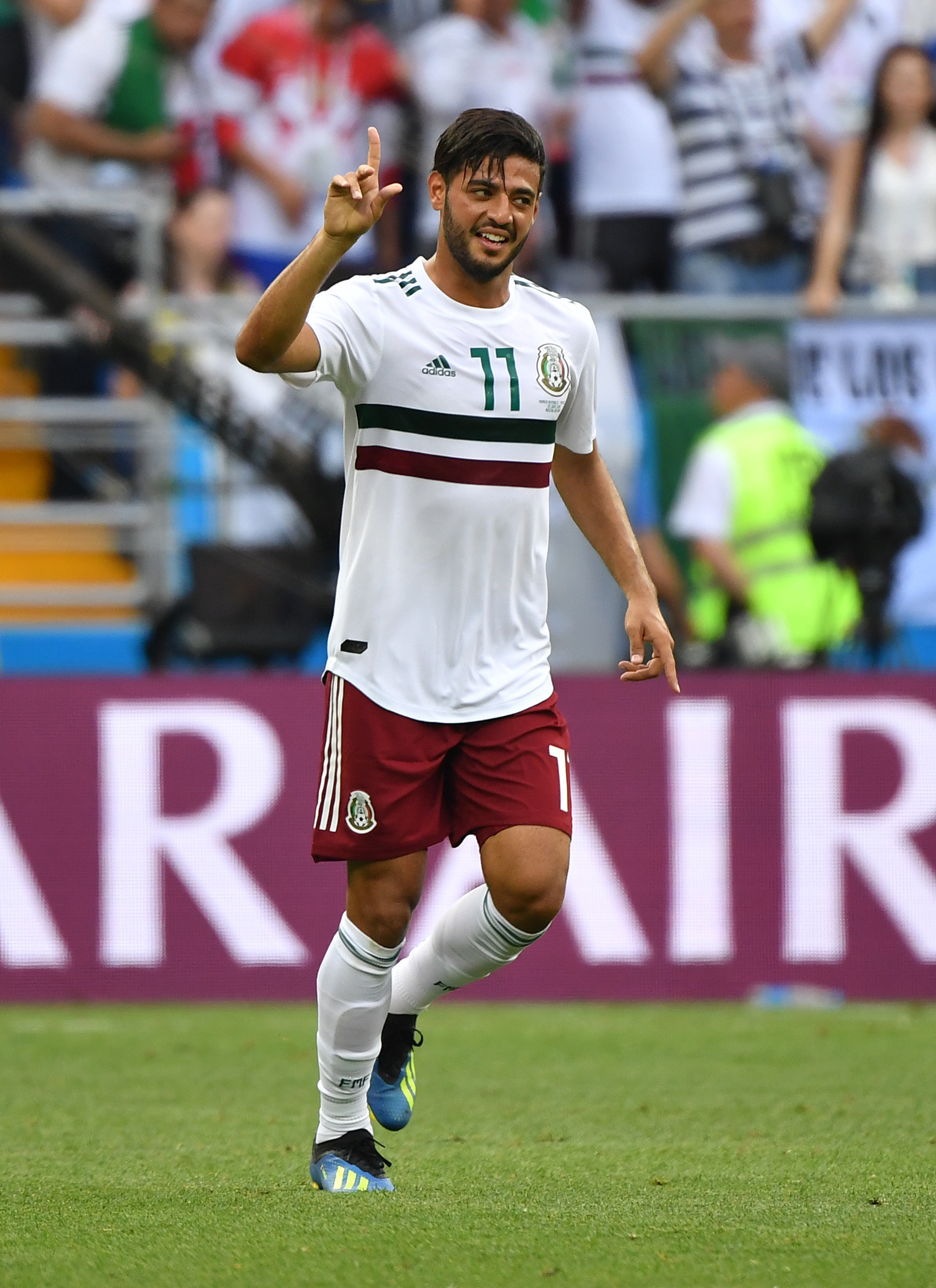 足球——f组:墨西哥队贝拉点球破门(2)