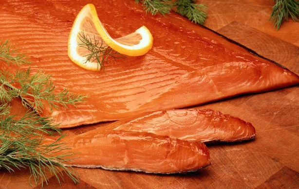 萨门鱼在家怎么吃?烟熏试一下,一个蒸锅就可以完成