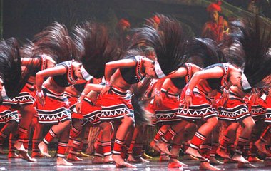 地方有一个淳朴民族创造了一种与众不同的舞蹈,那就是佤族的甩发舞