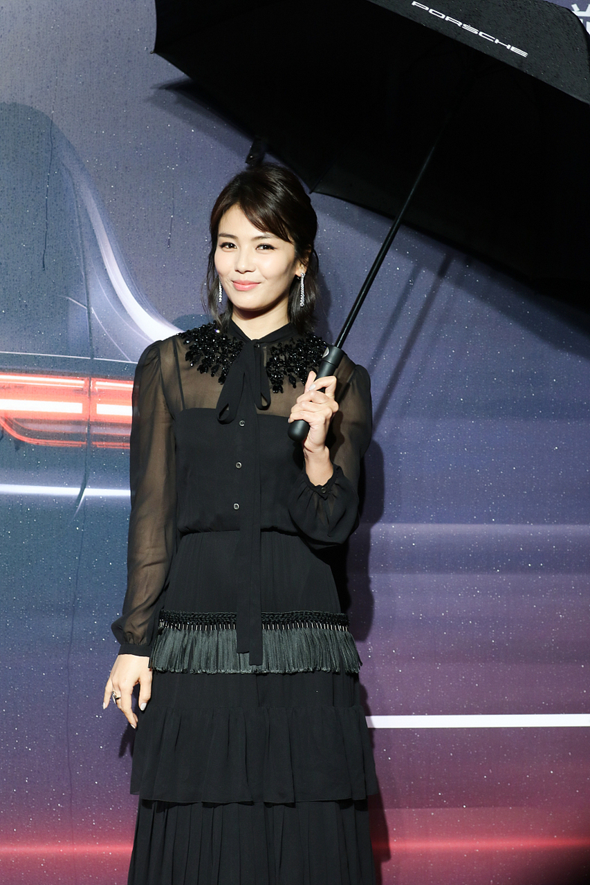 白色蕾丝裙让她看起来像天使下凡,高贵而华丽;黑色