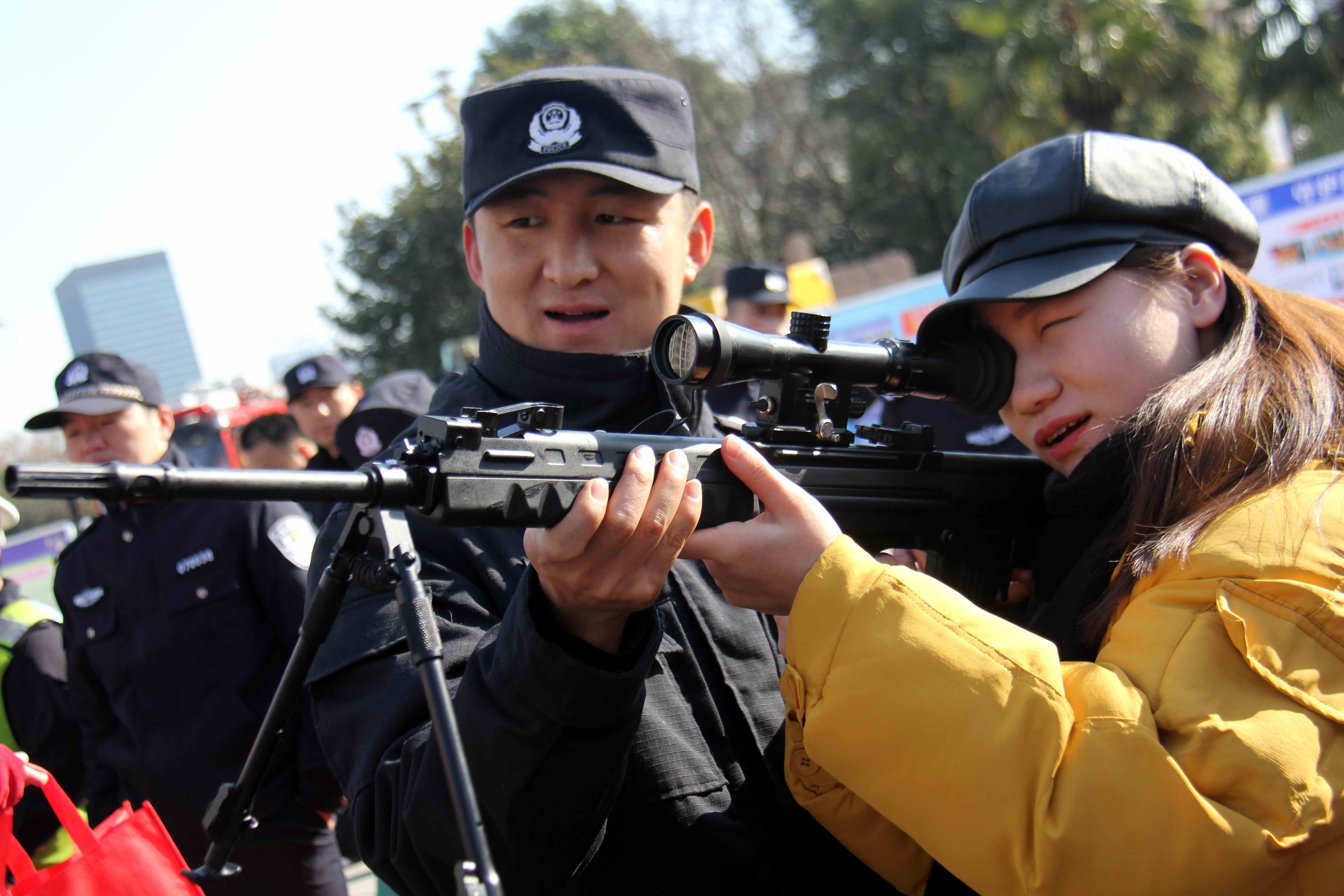 中国现役警用配枪图片