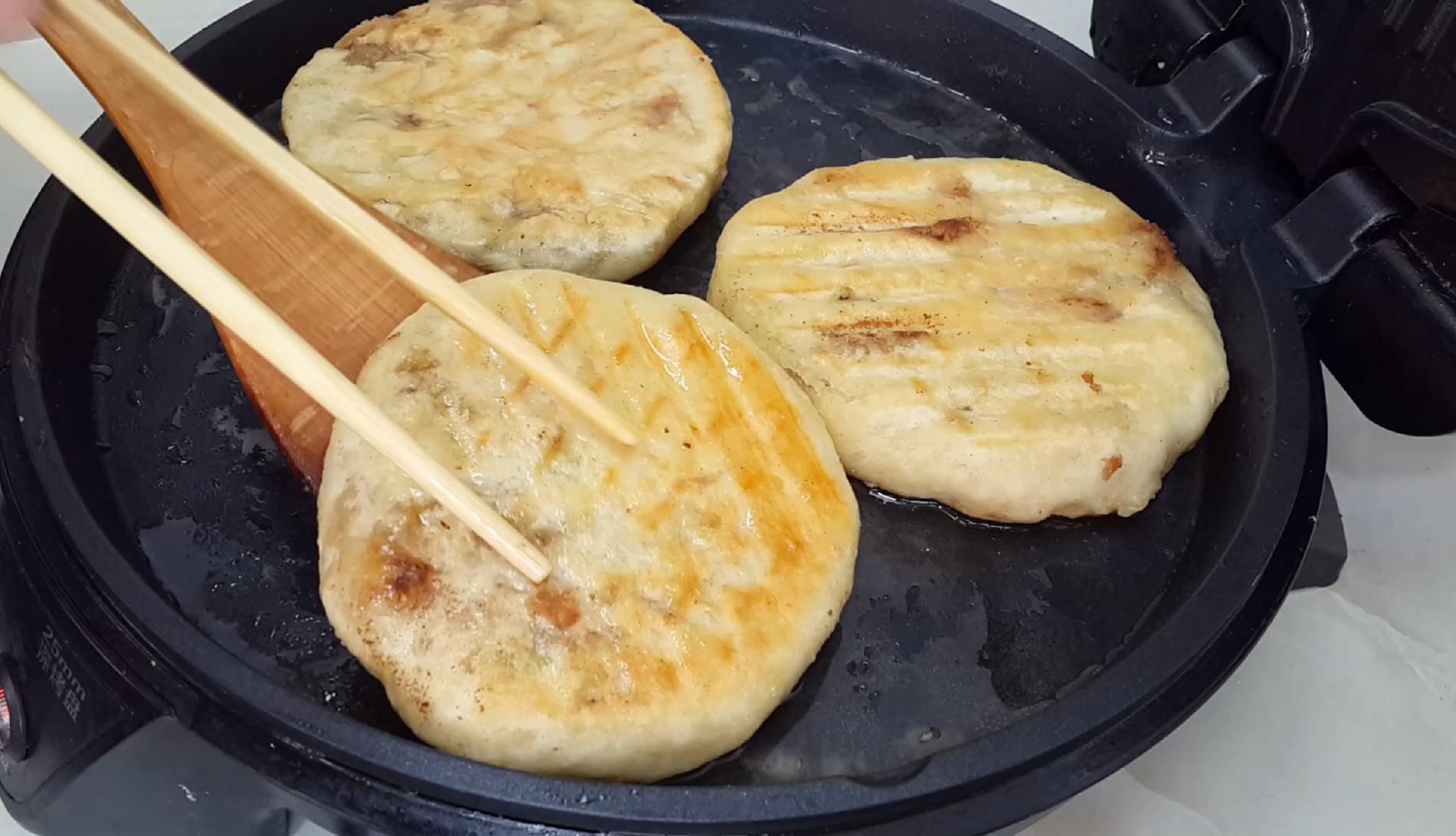 馅饼又出新吃法,用平底锅做出的夹心馅饼,放凉了也不会硬,真香