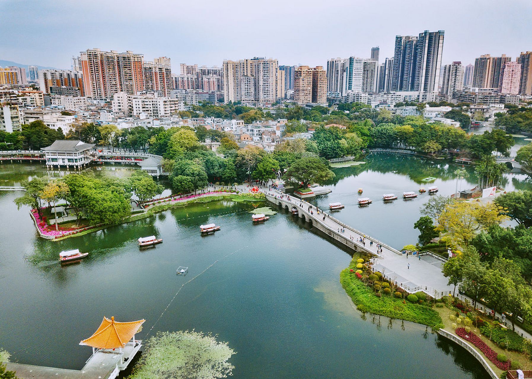 广州荔湾湖公园:探索自然与城市的美妙交融  广州荔湾湖公园是一个