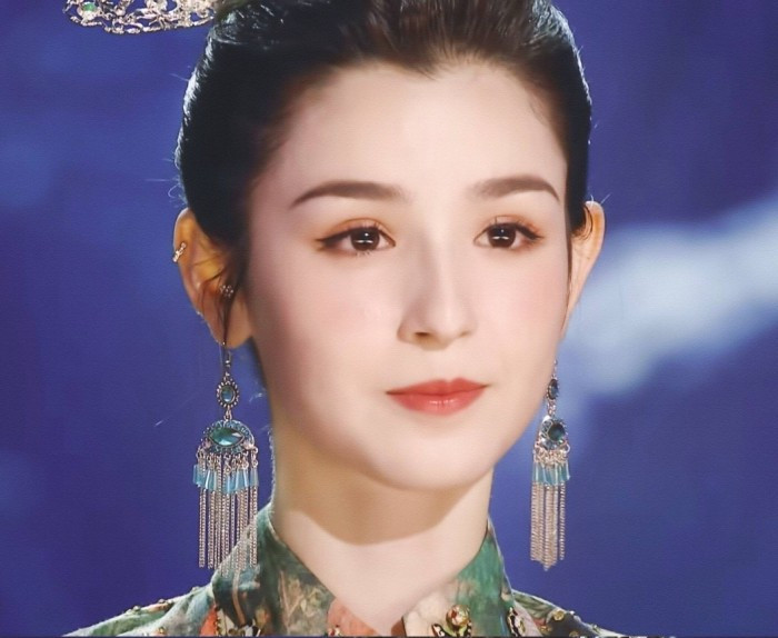 仔细看哈尼克孜的五官,一看就是维吾尔族的小天使,深邃的眼睛高挺的