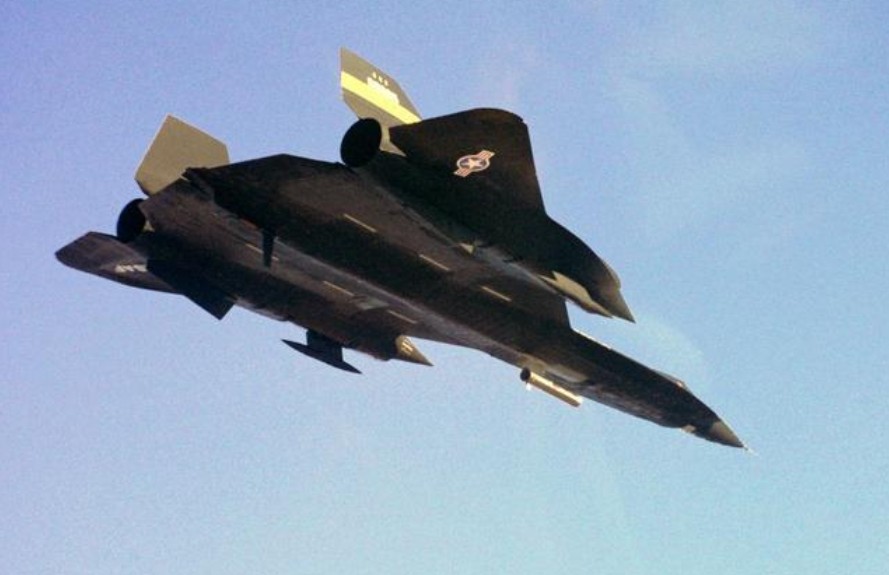 yf-12战机配备了两台普惠jtd11d-20a涡喷发动机,最高时速可达3660公里