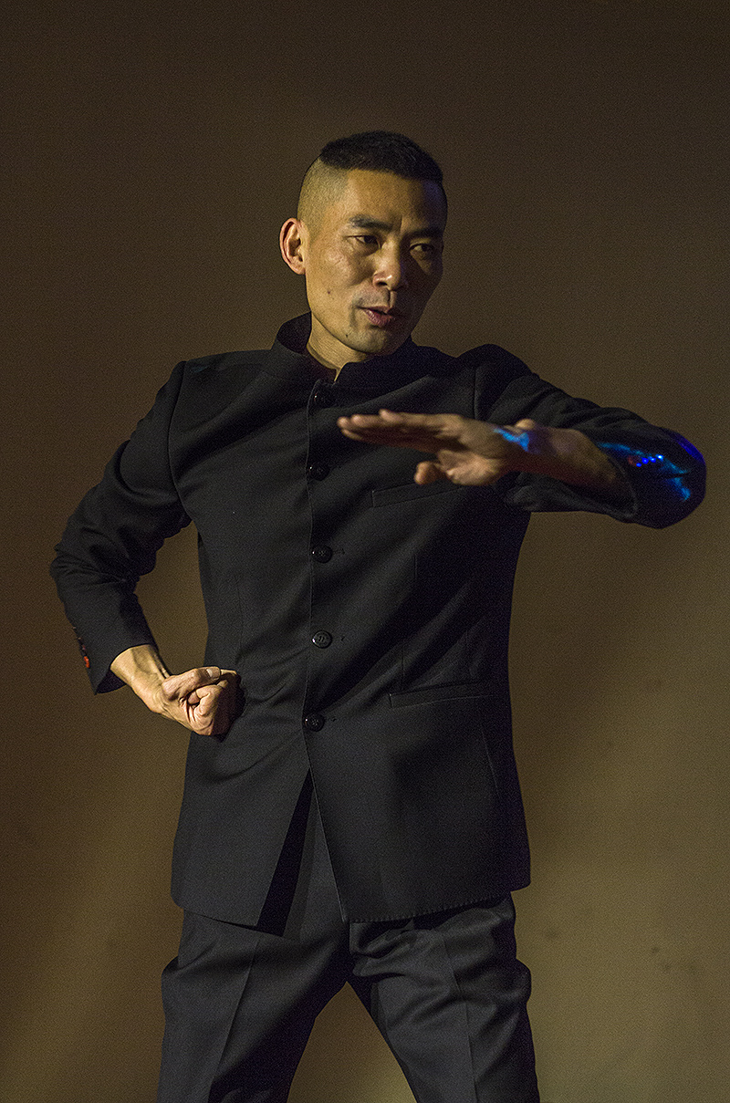 舞台摄影:表演咏春拳的男子