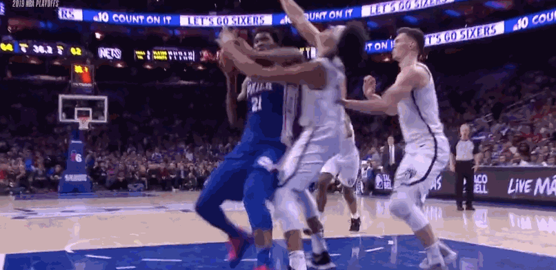 恩比德19秒两度犯规,暴力肘击篮网悍将,对手