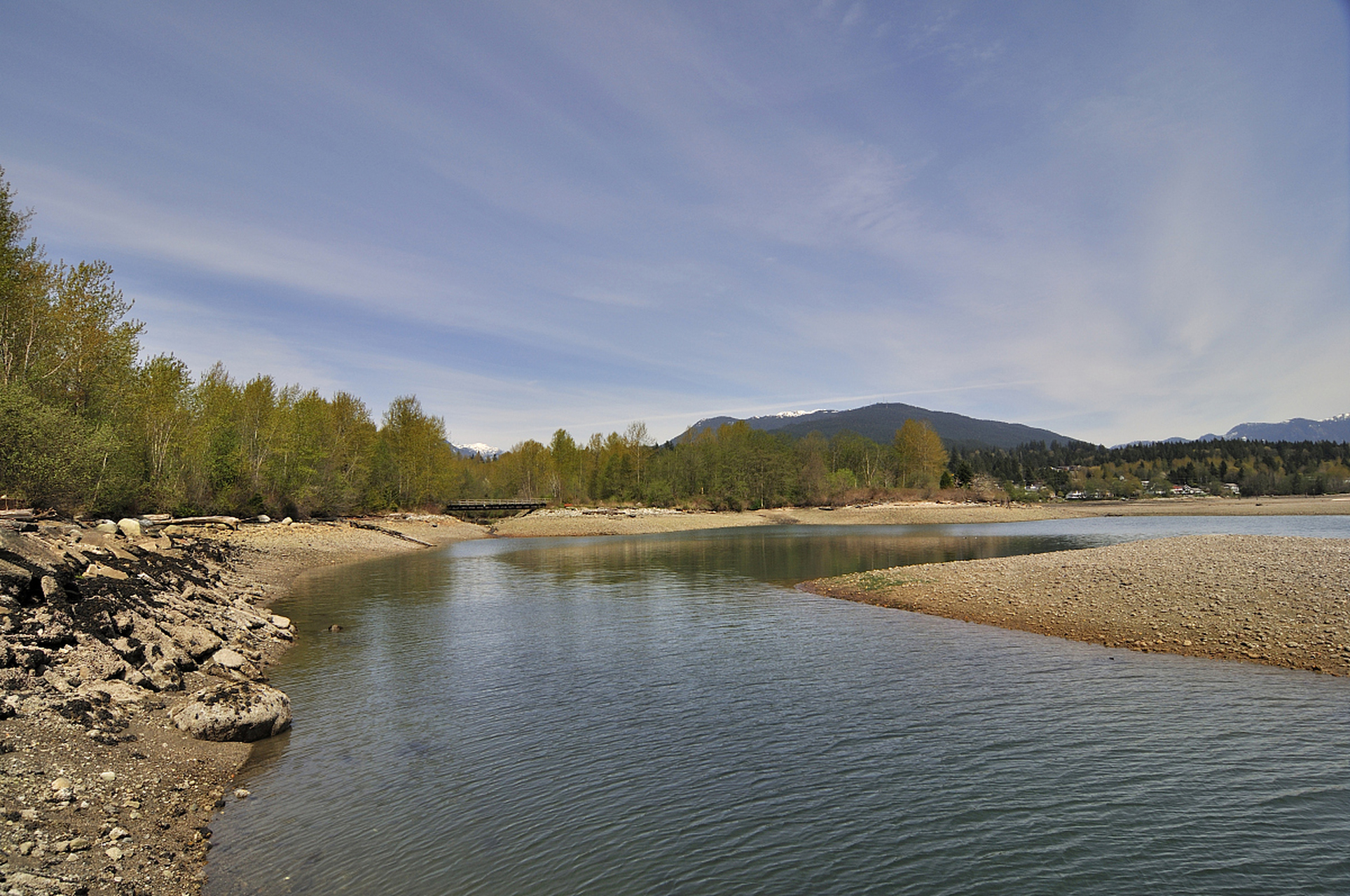 月亮湖风景区位于四川省遂宁市安居区,以清澈湖水,群山环抱和岛屿点缀