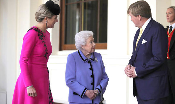 荷兰王后与英国女王同框,穿红裙气场全开,行屈膝礼姿势美到醉!