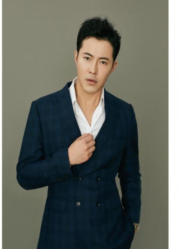 张子文曝西装写真 五官精致硬朗尽显总裁范儿