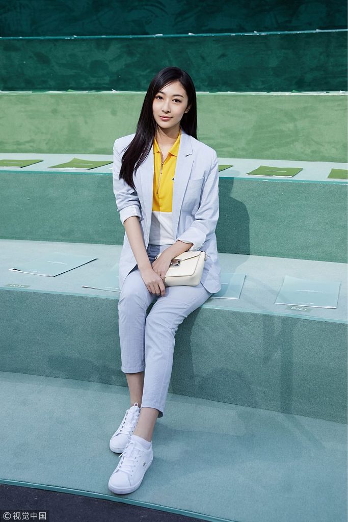 90后小花钟祺干练现身巴黎时装周 全英文接受外媒采访