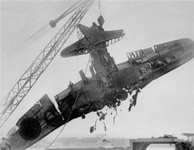 二战老照片:戴防毒面具的舞女,燃烧的美国军舰,坠毁的日本战机