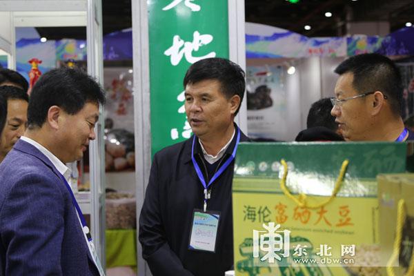 韩启彬市长在海伦富硒大豆展区参观.东北网记者 陈显春 摄