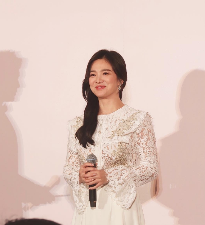 宋慧乔终于换回长发,碎花长裙配披肩卷发清新优雅,无刘海更气质