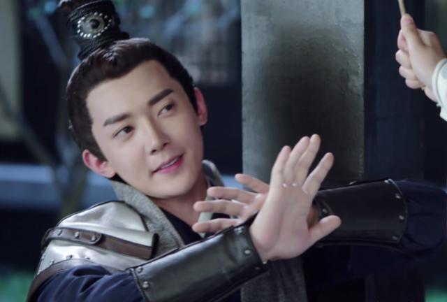 《小女花不弃》确认过眼神喜欢小虾的元崇是个搞笑的人