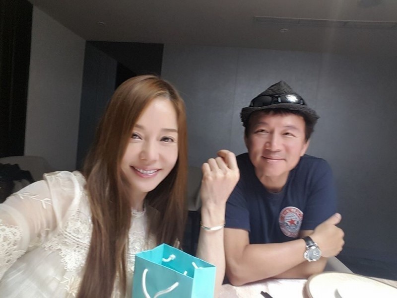 狄莺心酸?暌违2年,57岁她再度火辣登场却意外被提及过往