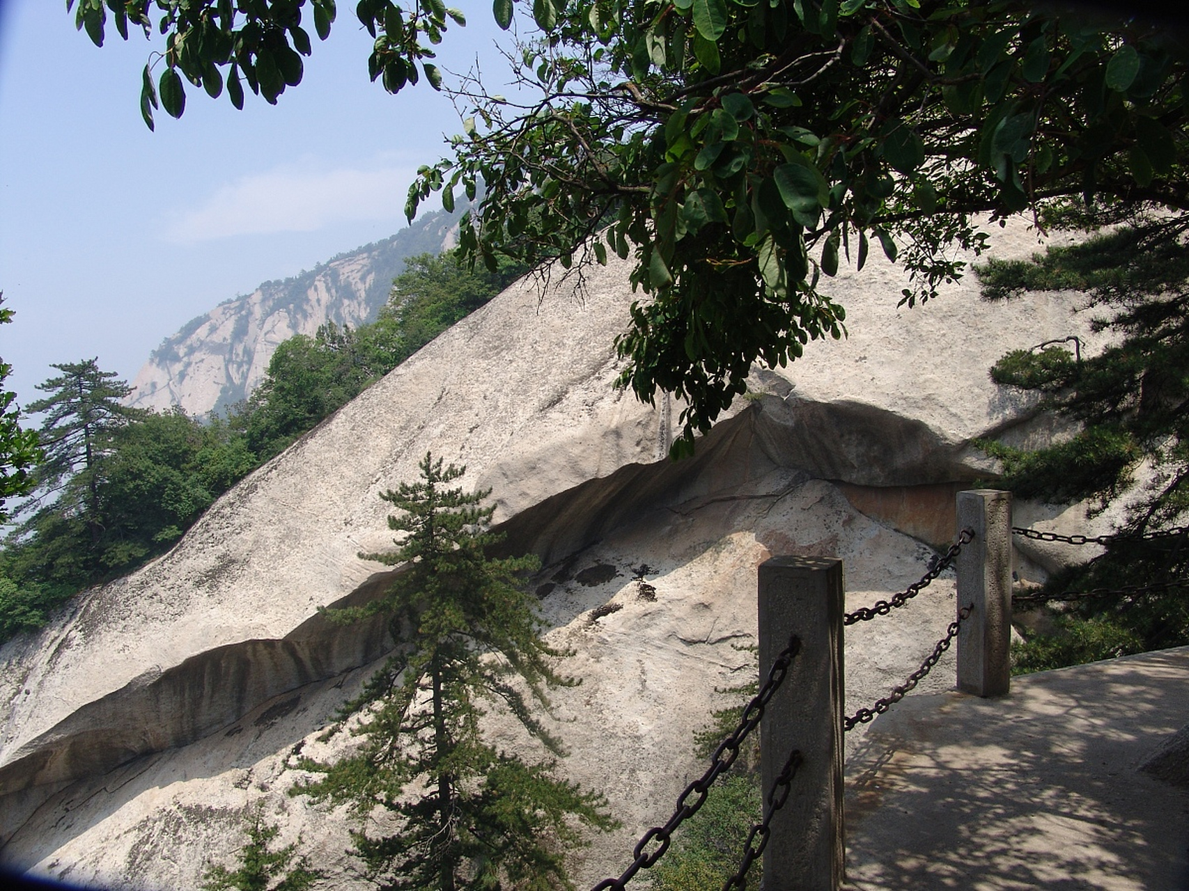 99 陕西·渭南  华山西峰莲花峰,峭壁嶙峋,状若莲花,是华山五峰中最