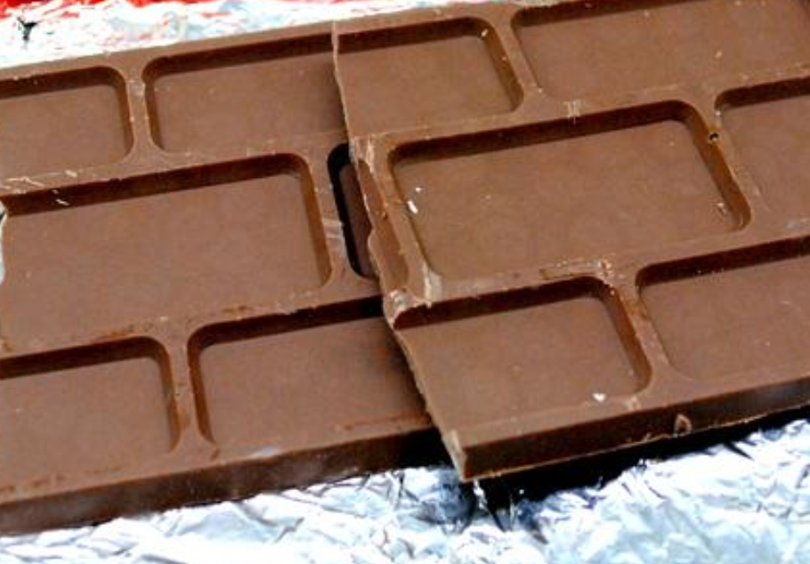 大板巧克力为啥又薄又有凹槽,知道真相后,果然误会商家了