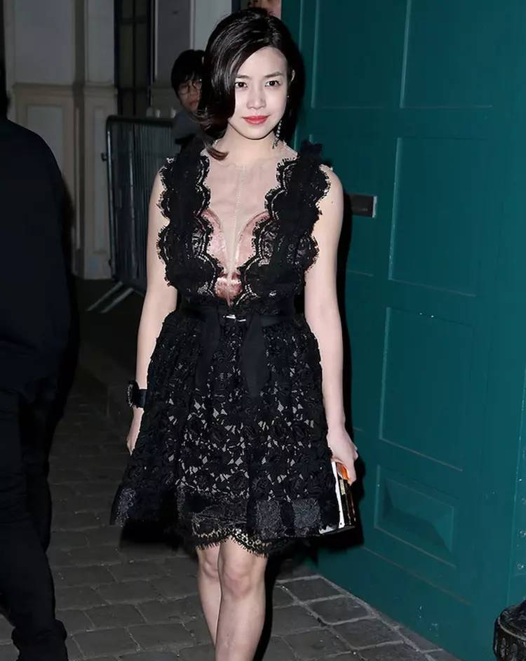 辣妈陈妍希:黑色深v裙简直太迷人,性感女神魅力四射