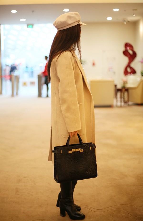 杨钰莹机场玩法式优雅,近镜头下皮肤吹弹可破,48岁看着像18少女