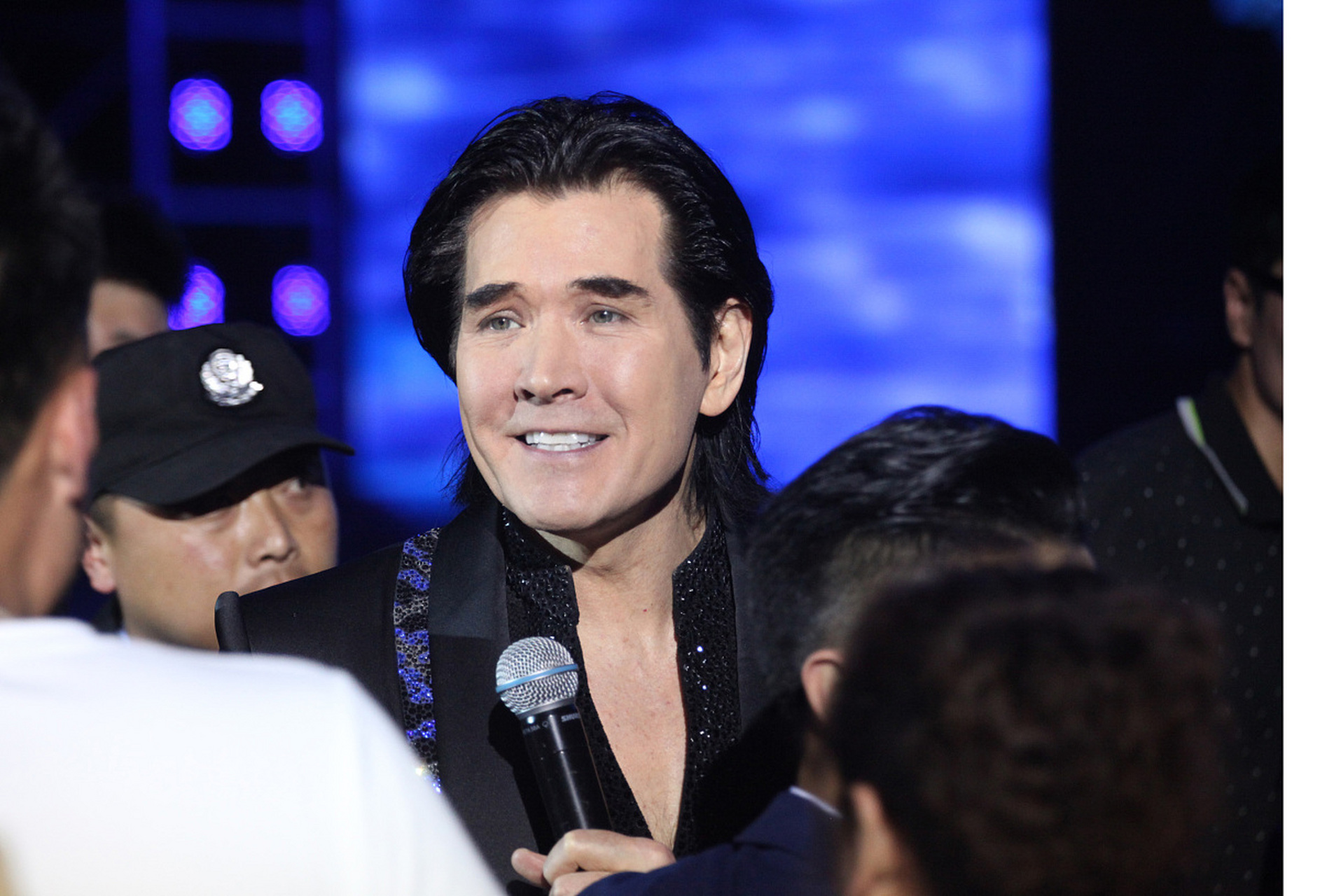 亲爱的读者们,最近听说了一个让人感动的故事,费翔去看望了他领养的一