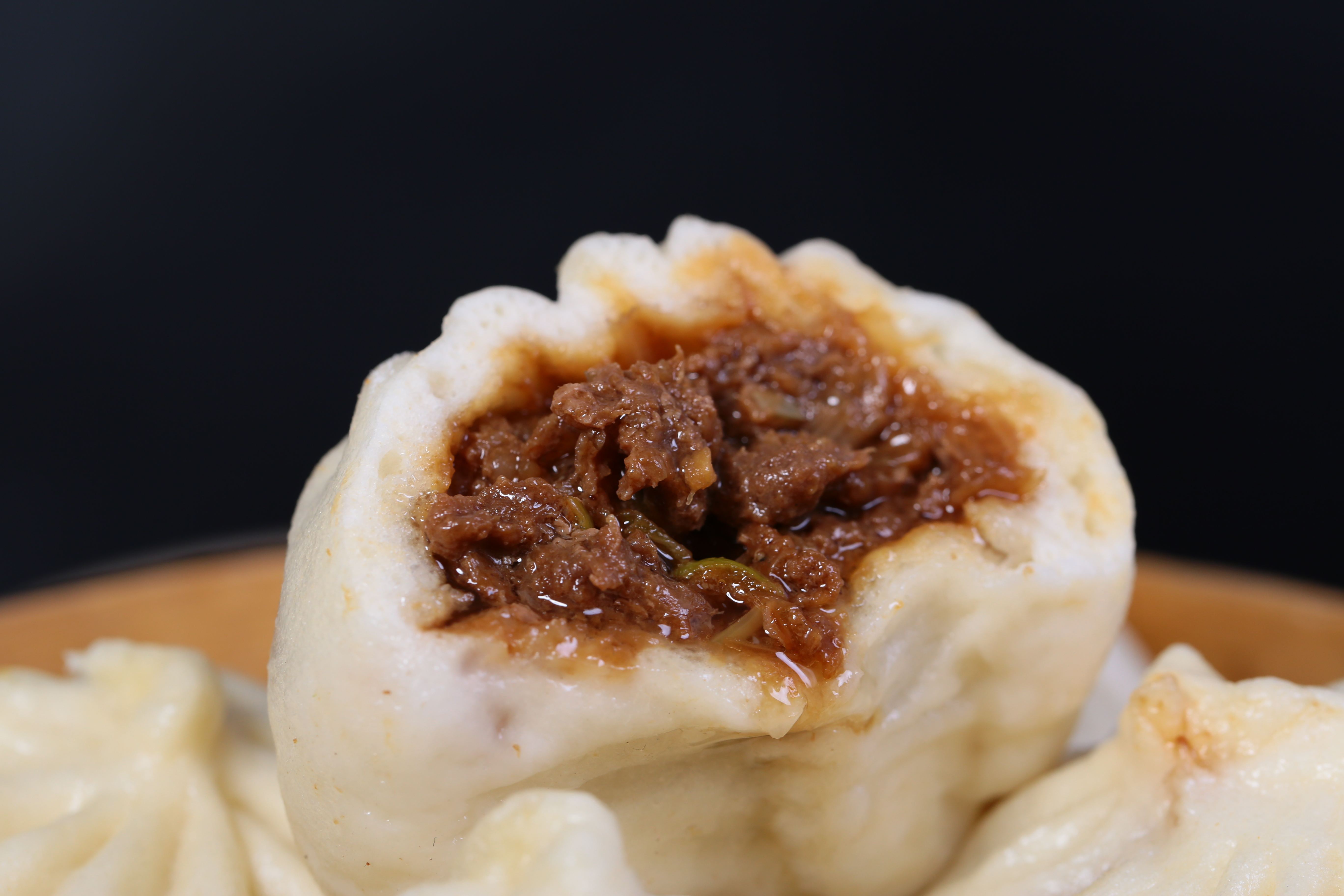 海派的各路小笼,皮厚鲜甜带胶质,肉汁浓郁味偏甜,你要吃伐?