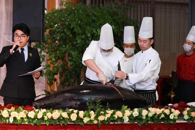 金枪鱼现场开鱼仪式