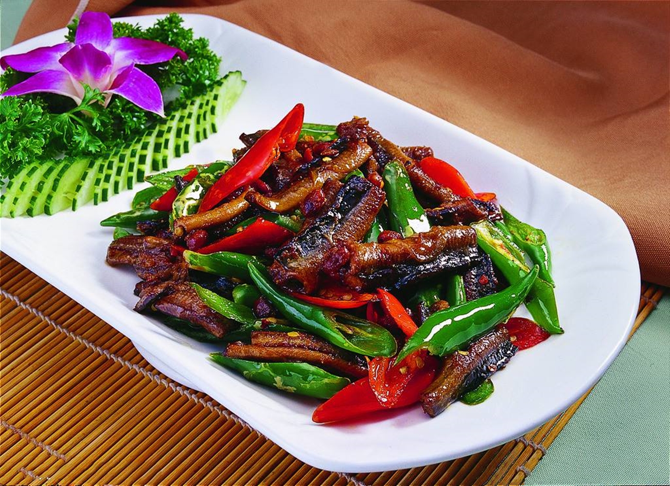 教大家做青椒鳝丝,肉质细嫩,爽口宜人,让人垂涎欲滴