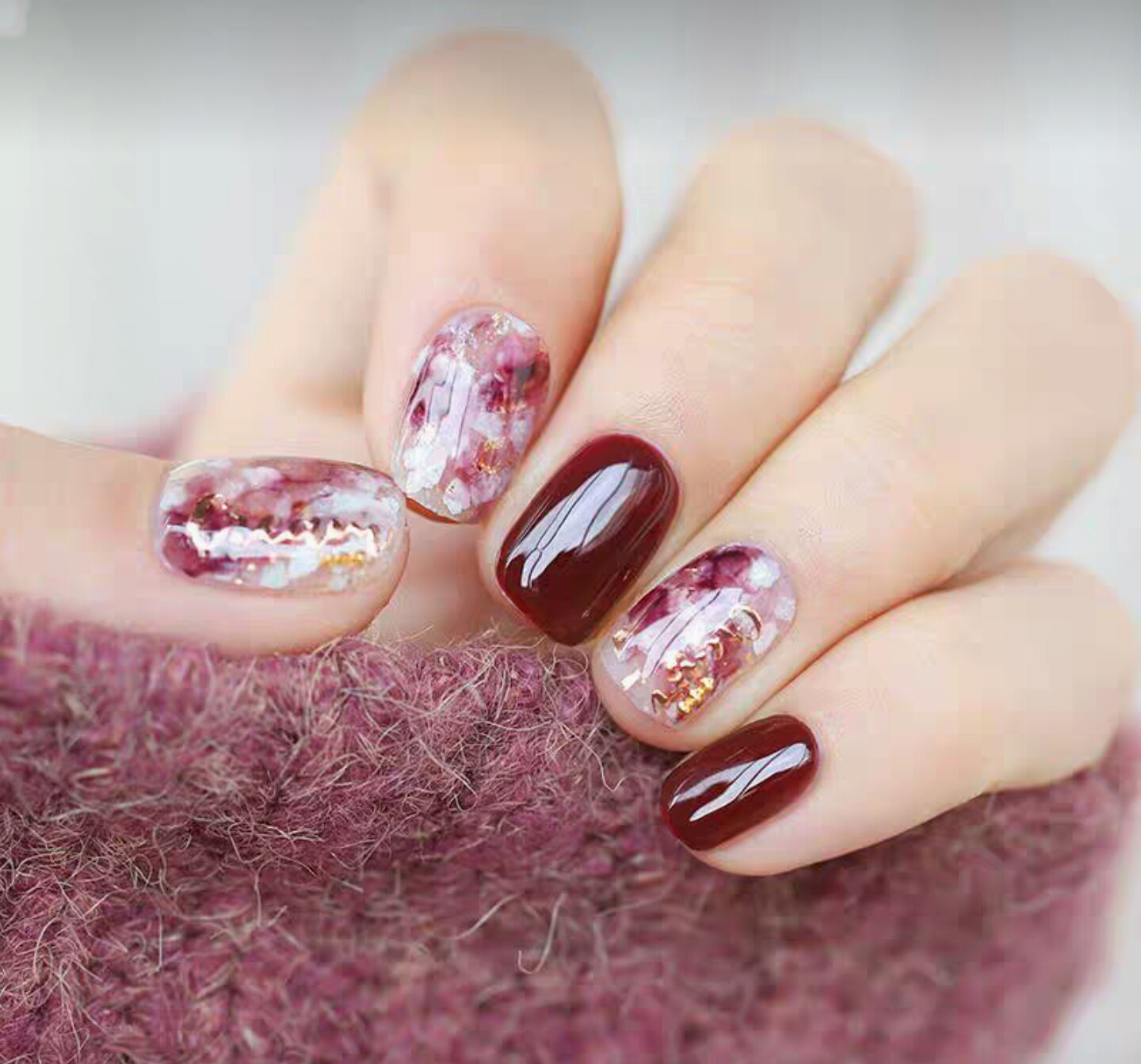 超显白的牛血红晕染美甲,牛血色的指甲油加上使用棉花糖片叠加晕染的