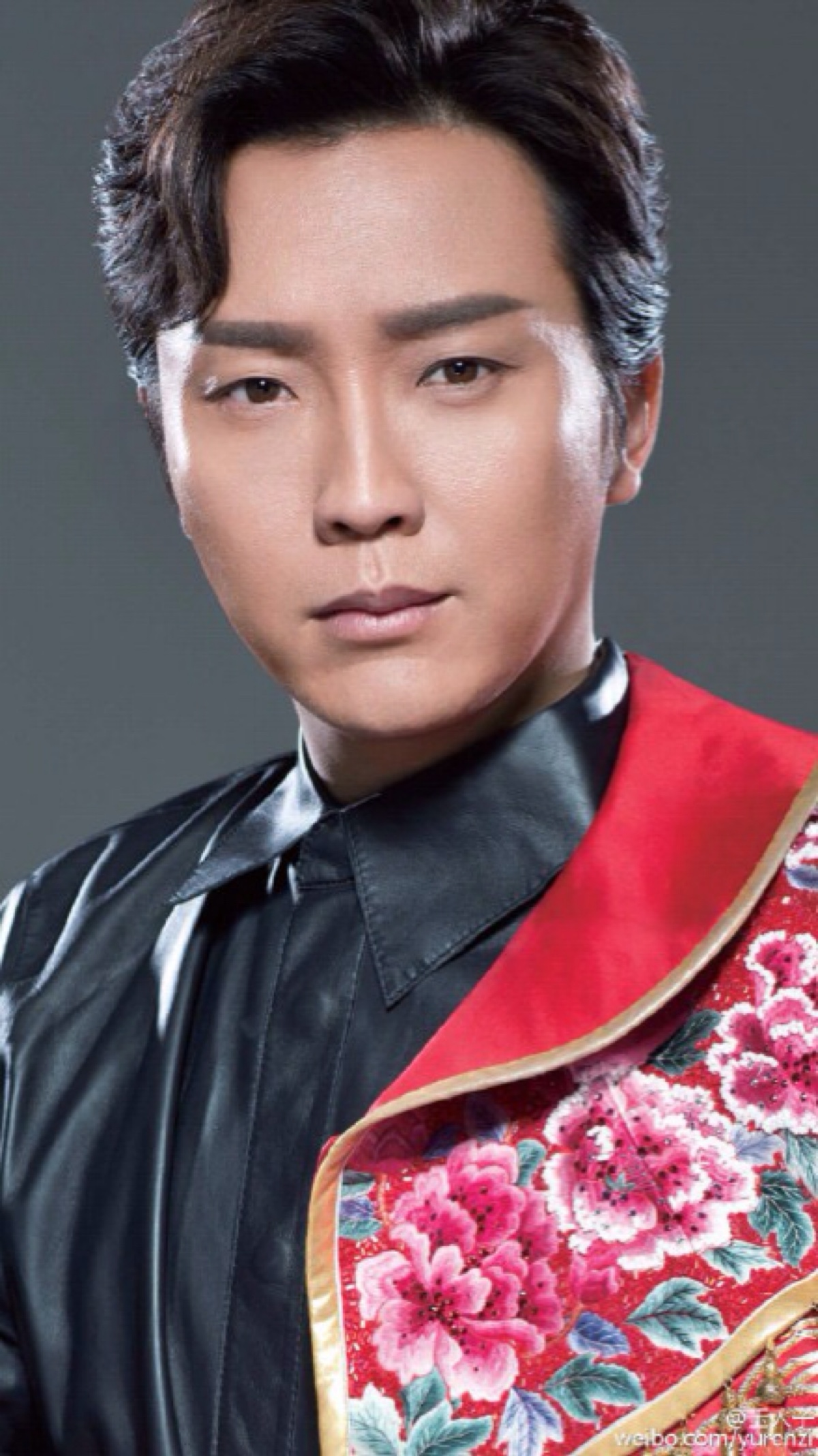 作为男人他长相清秀文艺,扮上女装后更是"栩栩如生"