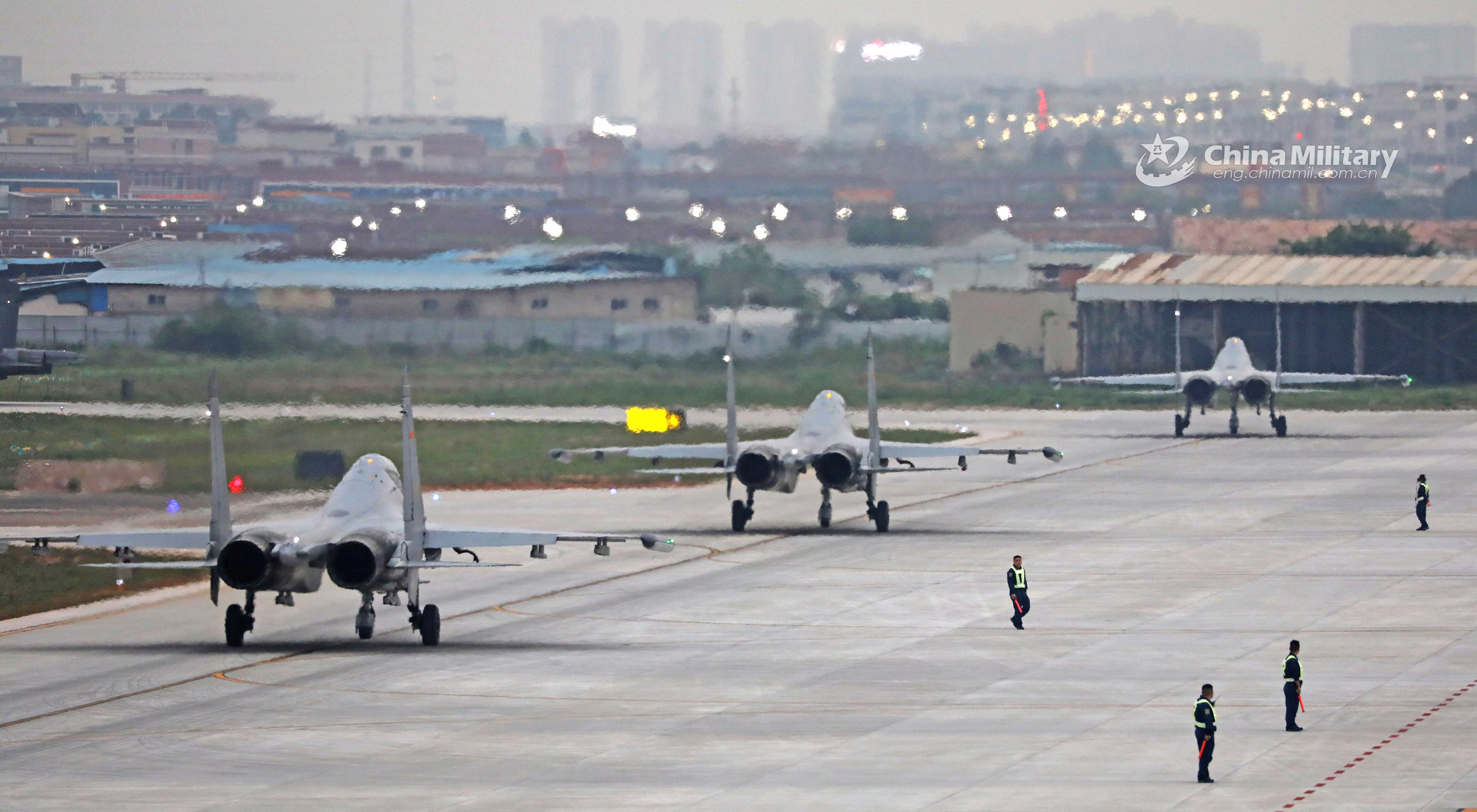 超帅!中国空军训练重型战机超低空通场