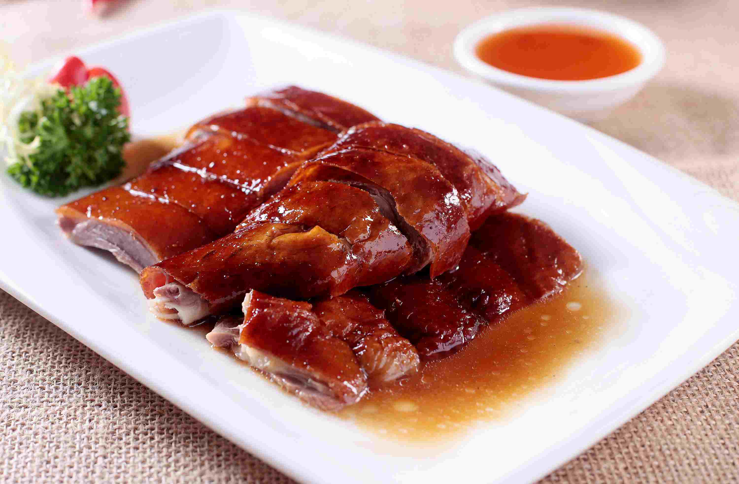 广式烧鹅:表皮酥脆肉质滑嫩,蕴藏着浓郁的广府味道