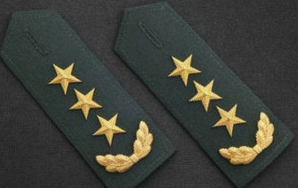 军人衣领上的五角星图片