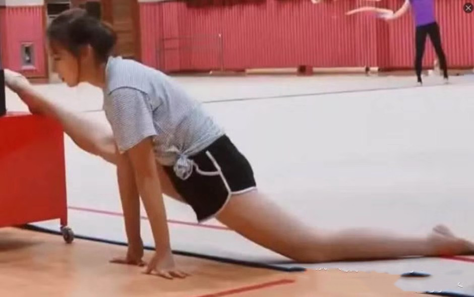 "一字马"技术哪家强,程潇展现逆天柔韧度,网友:这是高手!